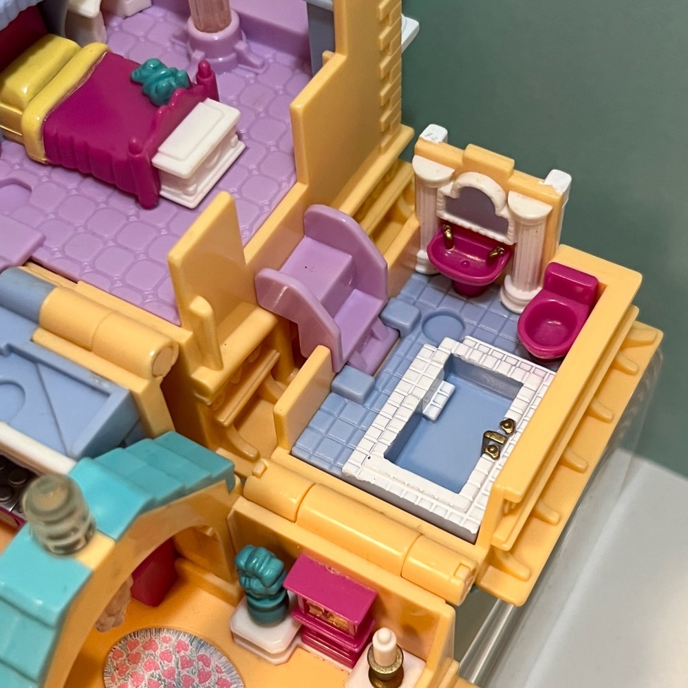 Vintage Polly Pocket 1994 Light Up Hotel with three dolls and some lights - Picture 6 of 8